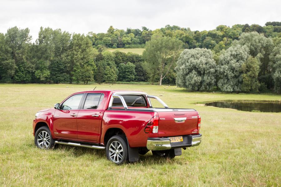  Toyota Hilux Invincible Double Cab 2016 года  (UK) (фото 18 из 30)